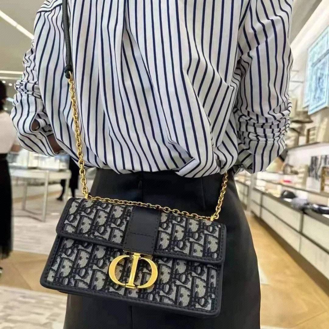 Elegant Canvas Shoulder Bag with Chain Strap