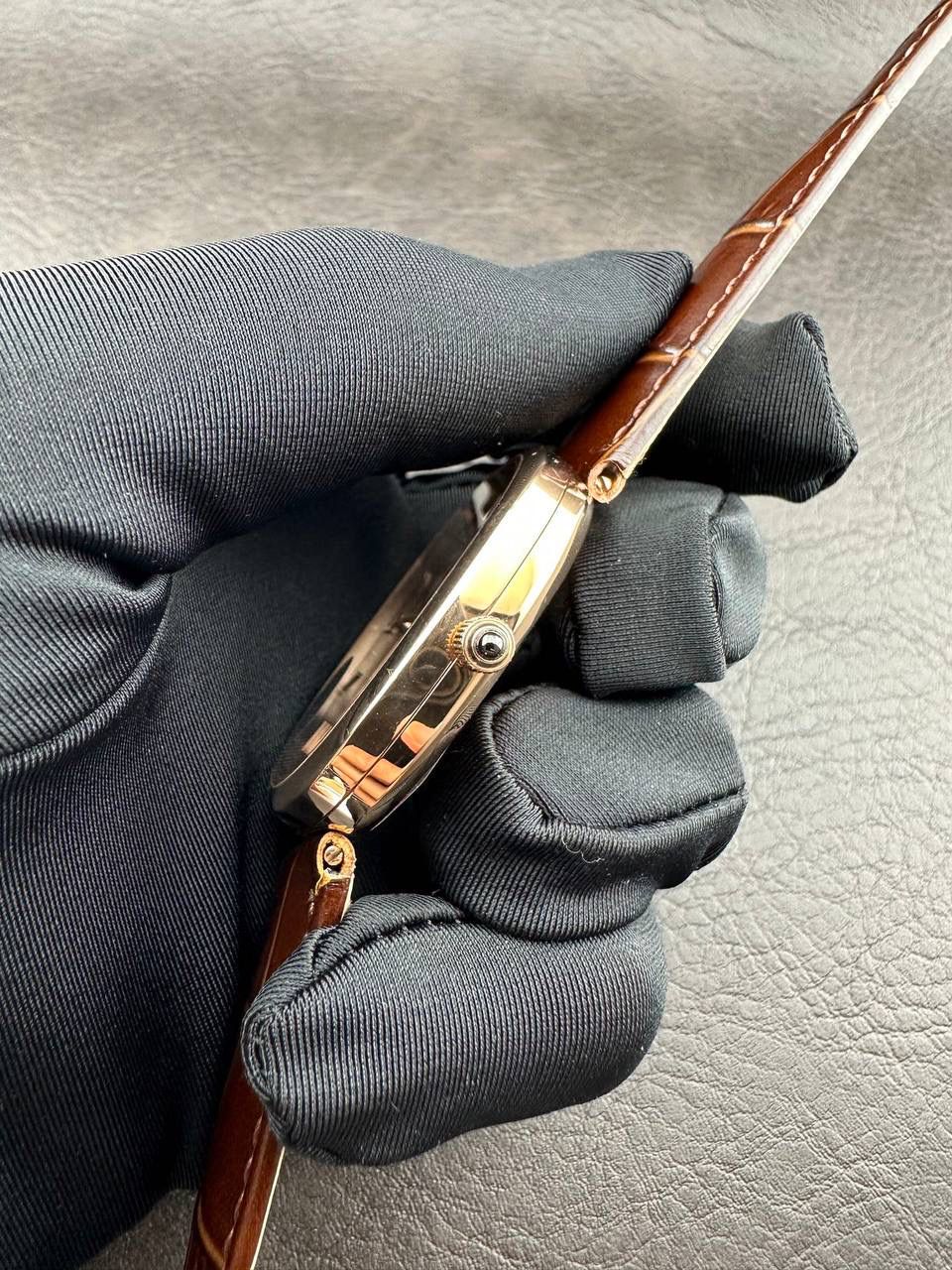 PP➕ Factory2025新品首发｜百达5738系列 68克配重版 复刻经典，更胜经典——GOLDEN ELLIPSE 黄金椭圆腕表重磅登场！ ✅ 黄金分割美学重塑：遵循1:1.6181经典比例，34.5MM×39.5MM椭圆表径搭配7.7MM纤薄厚度，复刻古典韵味与佩戴舒适度。 ✅ 316L精钢表壳：介于圆形与矩形之间的别致椭圆轮廓，还原原版线条张力，质感细腻出众。 ✅ 3D立体云贝母表盘：专属浮雕打印工艺，折射神秘深邃光泽，告别市面暗淡平庸款，上手自带高光。 ✅ 定制进口小牛皮表带：21X16尺寸对版原配，搭配同型椭圆表扣，与表壳设计遥相呼应，贴合手腕更显格调。 ✅ 9015精准机芯：走时稳定精准，兼顾实用性与耐用性，日常佩戴无压力。 PP➕不做“远观款”，只为呈现最接近原版的真实佩戴体验——从细节质感 to 上手触感，每一处都经得起近距离审视，让经典韵味在腕间完美延续！