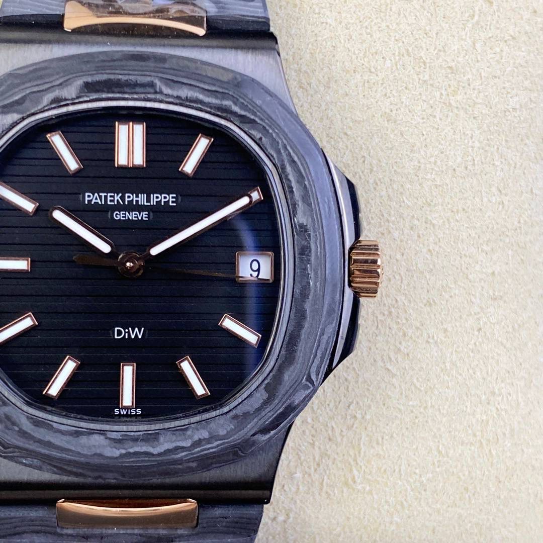 【PATEK PHILIPPE 鹦鹉螺5711 DiW 】碳纤维的美学呈现，DiW赋予鹦鹉螺5711 腕表别样的风格。DiW作为知名的腕表改装品牌，以高端的碳纤维赋予腕表全新的视觉与触觉体验，进而吸引了众多爱好者的关注。鹦鹉螺5711腕表是DiW近期的代表作，这款腕表开创了复合材料进化的新纪元，因为它在美学上结合了高端碳纤维的轻盈感和陶瓷的的光滑度。该腕表表壳采用高端碳纤维制成，并融入了不锈钢元素，黑色的整体色调与不规则纹理造型，尽显别致观感。表盘搭配时标与指针，呈现出典雅与奢侈的质感。腕表后盖采用不锈钢材料进行黑色涂层制作，视觉观感非常统一。腕表搭配的表带特别震撼，也是碳纤维与不锈钢材料组合制成，碳纤维的纹理如云似烟，让人爱不释手。百达翡丽鹦鹉螺5711经DiW重新改造制作，个性前卫，时尚炫酷，非常适合追逐个性和潮流的年轻人们！