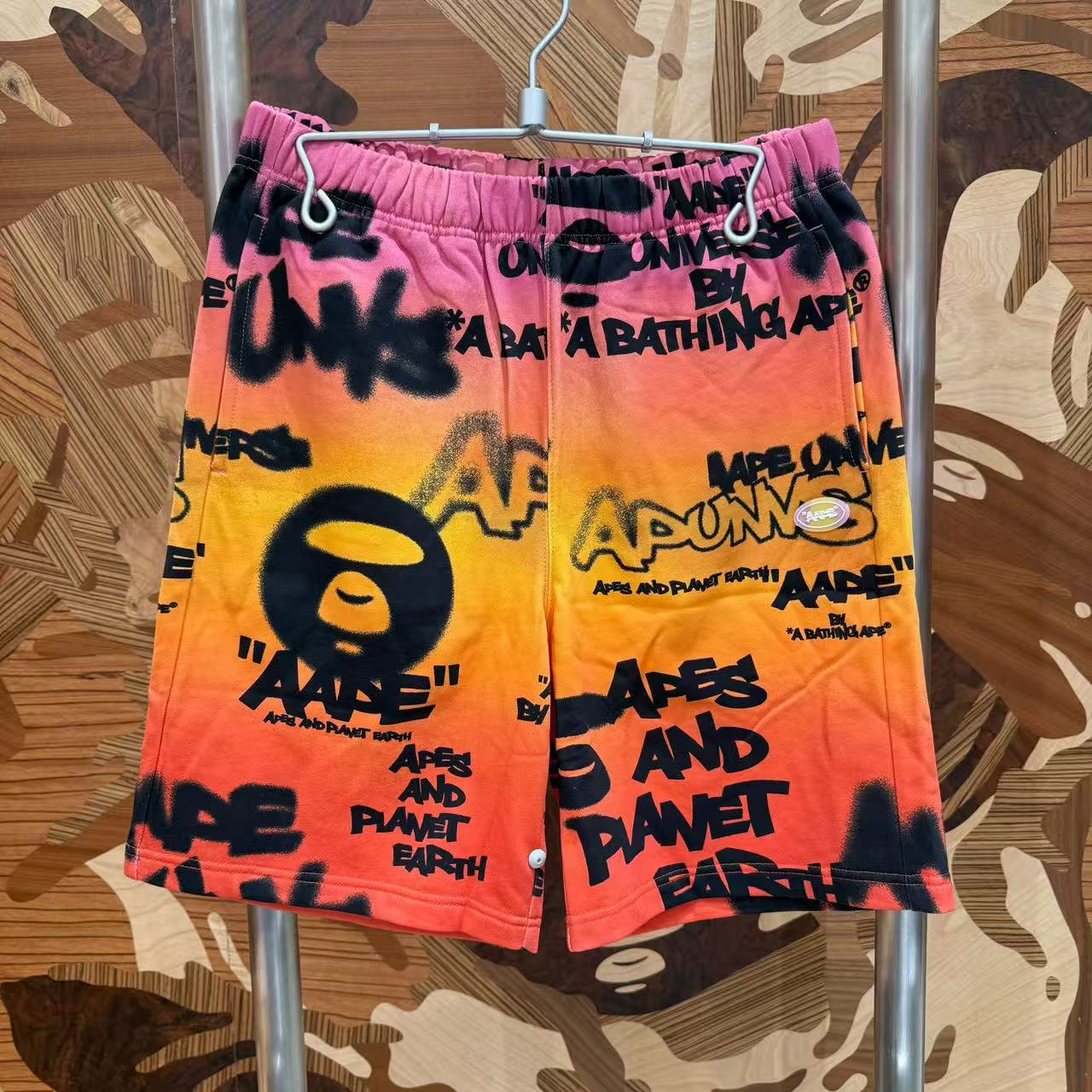 AAPE AAPEUNVS graffiti-print sweat shorts (D618)