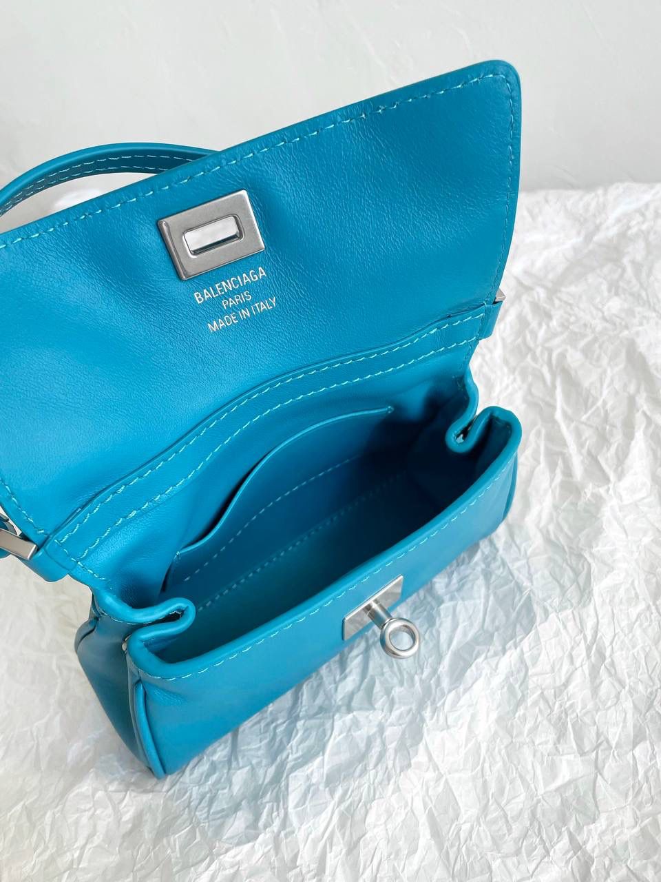 爆款🔥仅剩少量❗️ ba1enciaga rodeo nano 蓝色🩵 巨巨巨可爱的小rodeo 有没有拒绝不了包包变成小废包大小的姐妹！ 真的超级无敌cute，尖叫中～～ 但是，我想说的是，人家可不说小废包 它是可以装下iPhone pro的超实用mini bag📱 (plus不行哈🙅🏻‍♂️) 手提着出街就像拎着个小挂件 还有链条肩带可以肩背⛓ 家里有小千金的话 mini包还能和宝贝女儿共享🩷🩷 画面不要太治愈☺️☺️ 必须zp开发的啦，所有细节正确且对版哈！ 16×9.9×4.5cm819429m