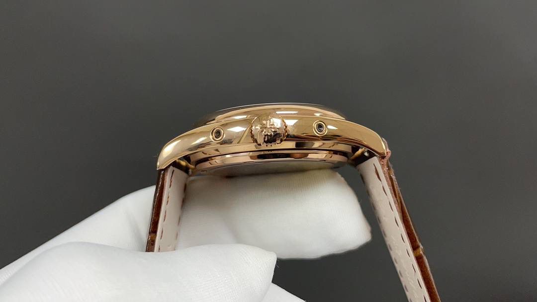 🌐新款到货🌐 百达翡丽最热门款式，PP复杂功能计时系列5146R 5147。功能方面的巧妙构思，外观上的合理布局，以及优越的机芯性能，无一不体现出百达翡丽大师们的独特设计，一件经典的艺术品。 采用39mm表盘直径，高性能Cal.324自动机械机芯，具备年历，日期，月份和月相显示功能，提供了强大的时间衡量功能，表盘设计中心大秒针，是时间易于读取。 相信这样的一款腕表会是很多爱表人士所梦寐以求的，但是就如它水中月的意象一样，可遇而不可求，所以，如果有个机会出现在你面前，那么就好好珍惜吧。