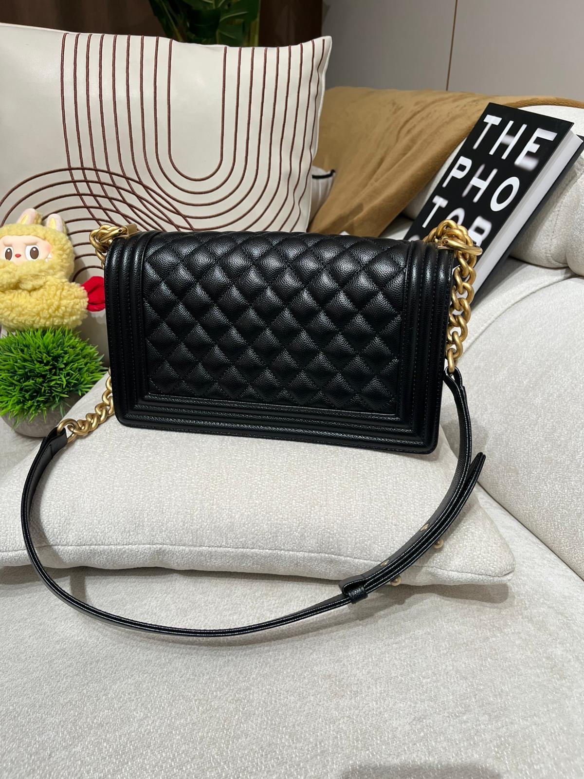 Chanel boy medium 25cm A67086 黑色魚子醬牛皮復古金扣 100%Authentic, 95%new ✅ 21年香港專門店收據✅30card ✅dust bag ✅box