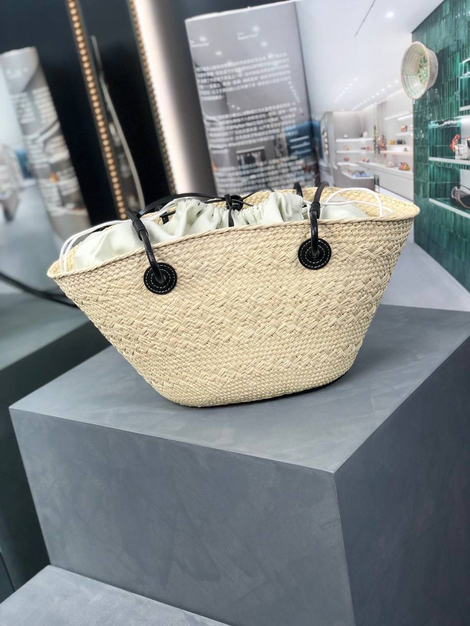 𝑨𝒏𝒂𝒈𝒓𝒂𝒎 𝑩𝒂𝒔𝒌𝒆𝒕 菜篮子🧺小号 面料：进口棕榈纤维/牛皮 颜色：原色/黑色 编码：65214285【该尺寸配防尘袋】 尺寸小号：34-13-16.5cm 尺寸中号：46-15-24cm （下单须知：‼️由于天然纤维材料特别，日照时间长短不同，颜色会略有变化，纯手工制作，每个包的尺寸也会所不同‼️） 传统篮子手袋，带有经典手工编织包身 管状牛皮带子，Anagram压纹，天然进口棕榈纤维制成，纯手工编织成型。 两个皮条装饰，无衬里（防尘袋可做内胆包）