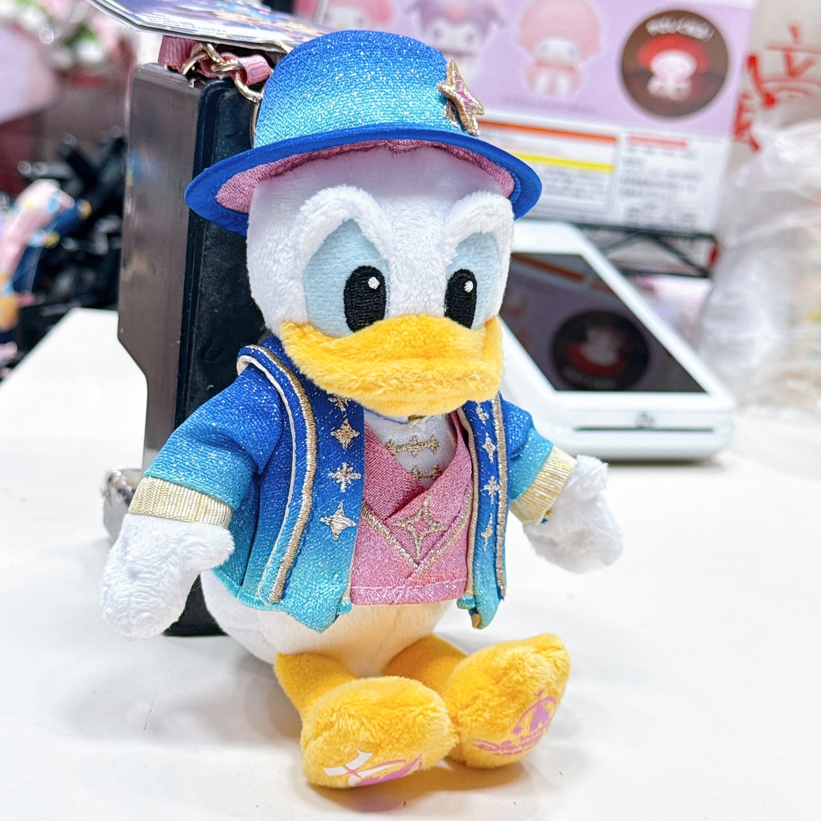 上海迪士尼樂園園內限定 唐老鴨10周年系列生日系列，雨天系列系列公仔掛飾 
