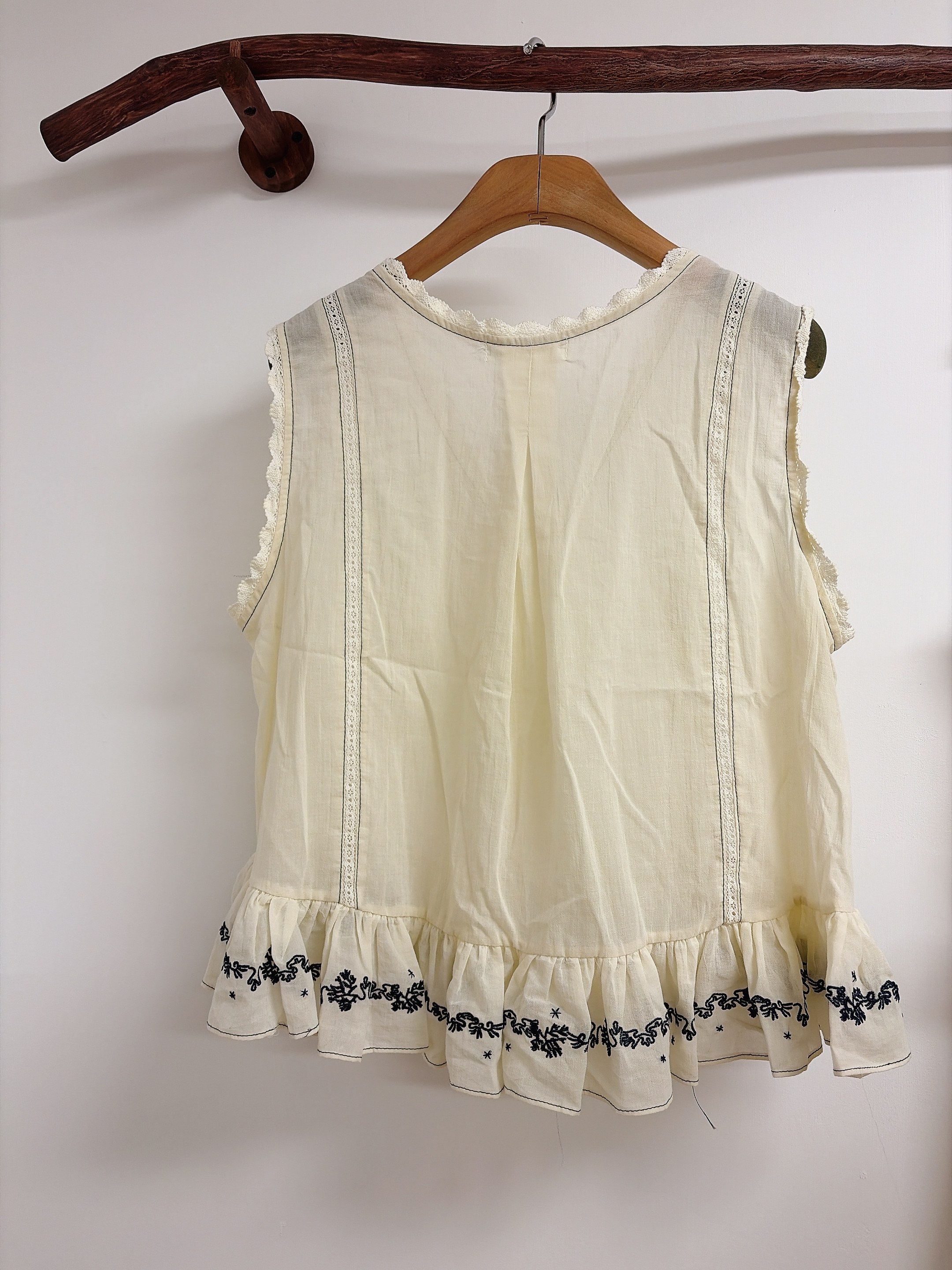Ruffles 通花邊top