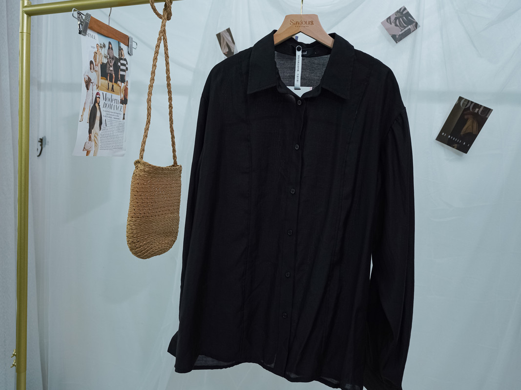 Relaxed Fit Black Shirt with Pleated Panel Detailing ‖ 宽松设计感衬衫 KR01625081