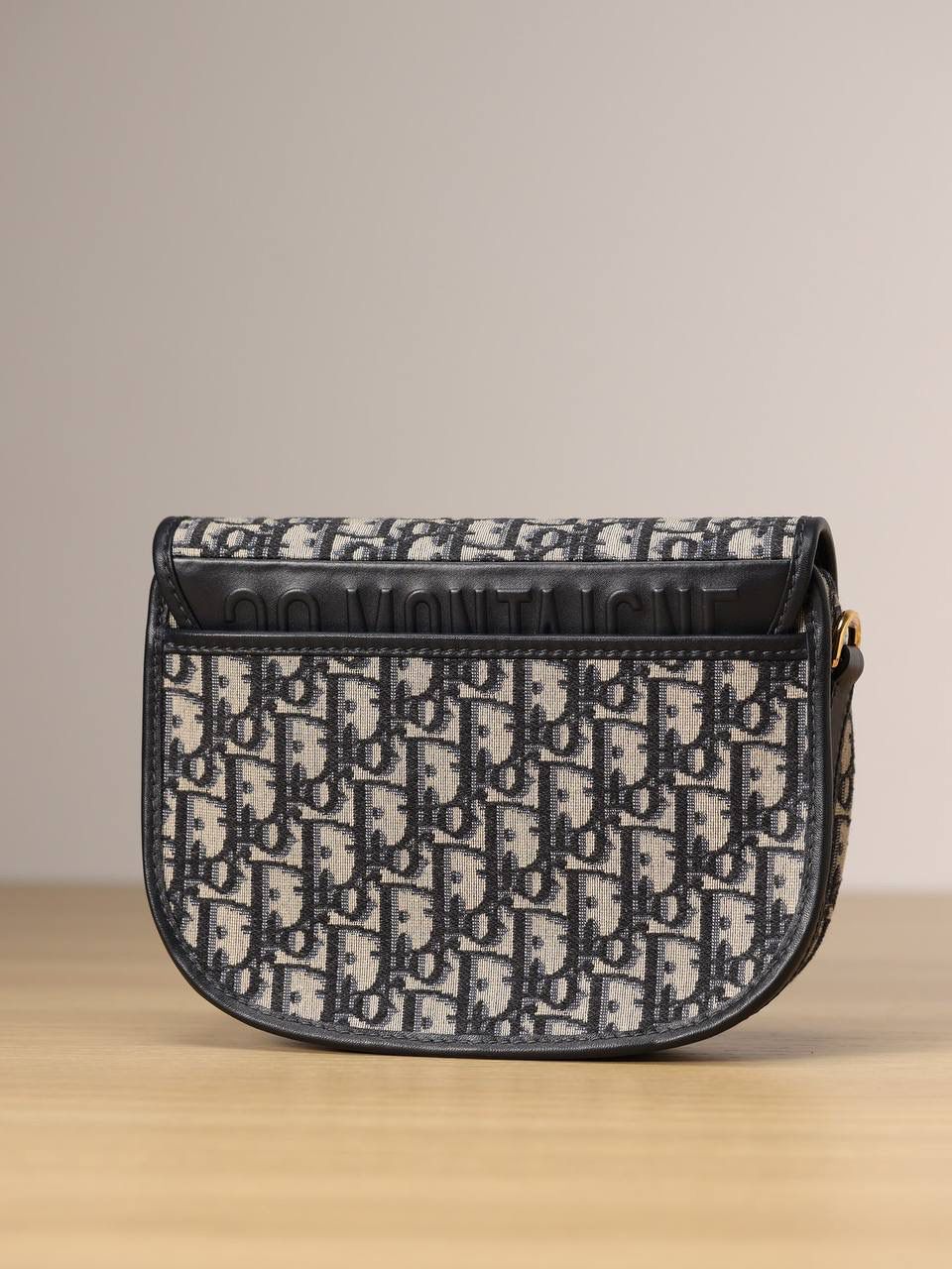 中号 DIOR BOBBY 手袋 蓝色 Oblique 印花🎀 这款 Dior Bobby 手袋为单肩包款式，彰显高雅的轮廓与协调的比例。 采用蓝色提花面料精心制作，饰以 Oblique 印花，复古金色饰面金属配件提升格调。 中号款式，搭配可拆卸、可调节肩带，点缀有军装风格搭扣，可手提、肩背或斜挎。🤟🏻🥰 尺寸：22 x 17 x 6 厘米