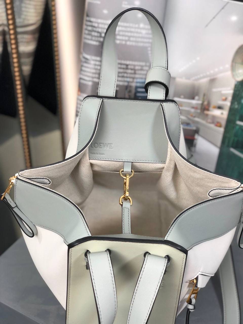 *小号𝘏𝘢𝘮𝘮𝘰𝘤𝘬吊床手袋 （平纹/粉末灰拼色） 尺寸:30-14-25cm 编码:6887 带有柔软侧面包身的多功能手袋，容量大，可自由变换，多种背法，肩带可拆卸调节（斜背、侧挎、单肩、腋下、手拎…）内部钩扣封口，两个内部插袋，人字纹棉纺布衬里，Anagram压纹💕💕