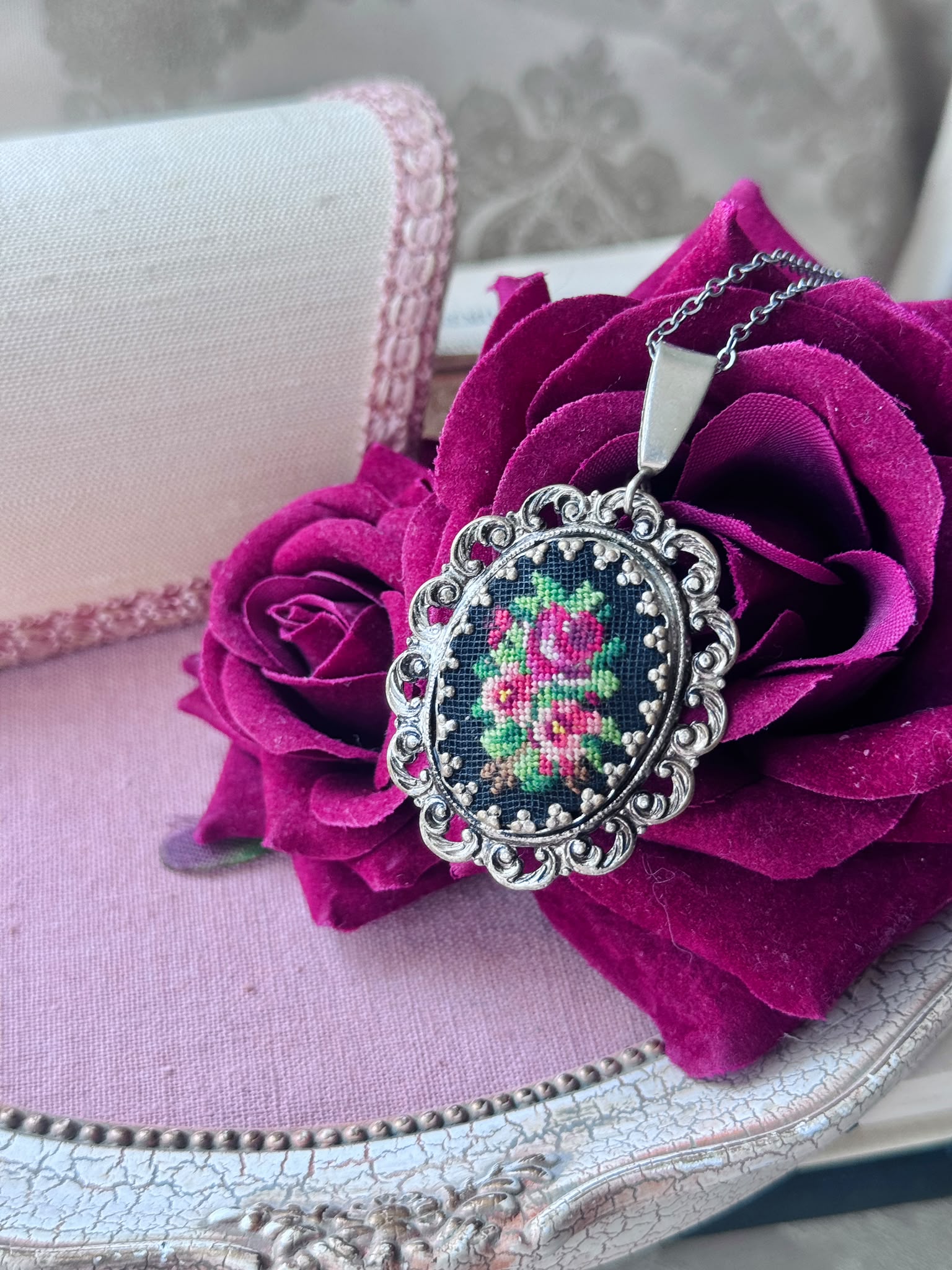Vintage Mid-century Bouquet  Petit Needlepoint Scrollwork Framed Pendant Necklace (NZ118）