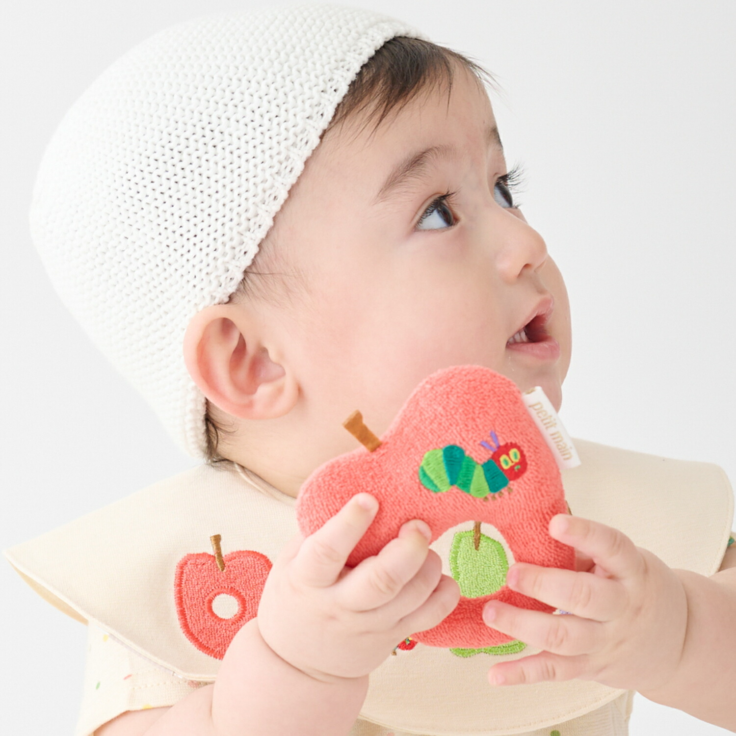 🇯🇵預訂 日本直送🇯🇵Petit Main x 好餓的毛毛蟲系列兩色水果造型刺繡搖鈴