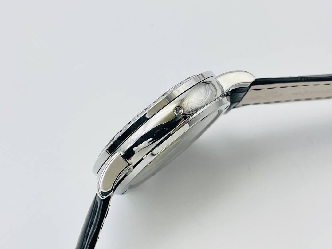 V4升级版 市场最高版本 功能跟正品一样 百达.翡丽星空升级终极版！升级细节： 1⃣️做到了跟正品满天星自动转的功能！ 2⃣️升级日历的排法和正品一样的顺序！ 3⃣️直径42毫米，厚度11毫米！ 4⃣️最大亮点：百达.翡丽星空里的月亮会根据天空上的月亮变化而变化！根据天空上的月圆月缺搬（初一月弯弯初十五月圆）到手表上了！