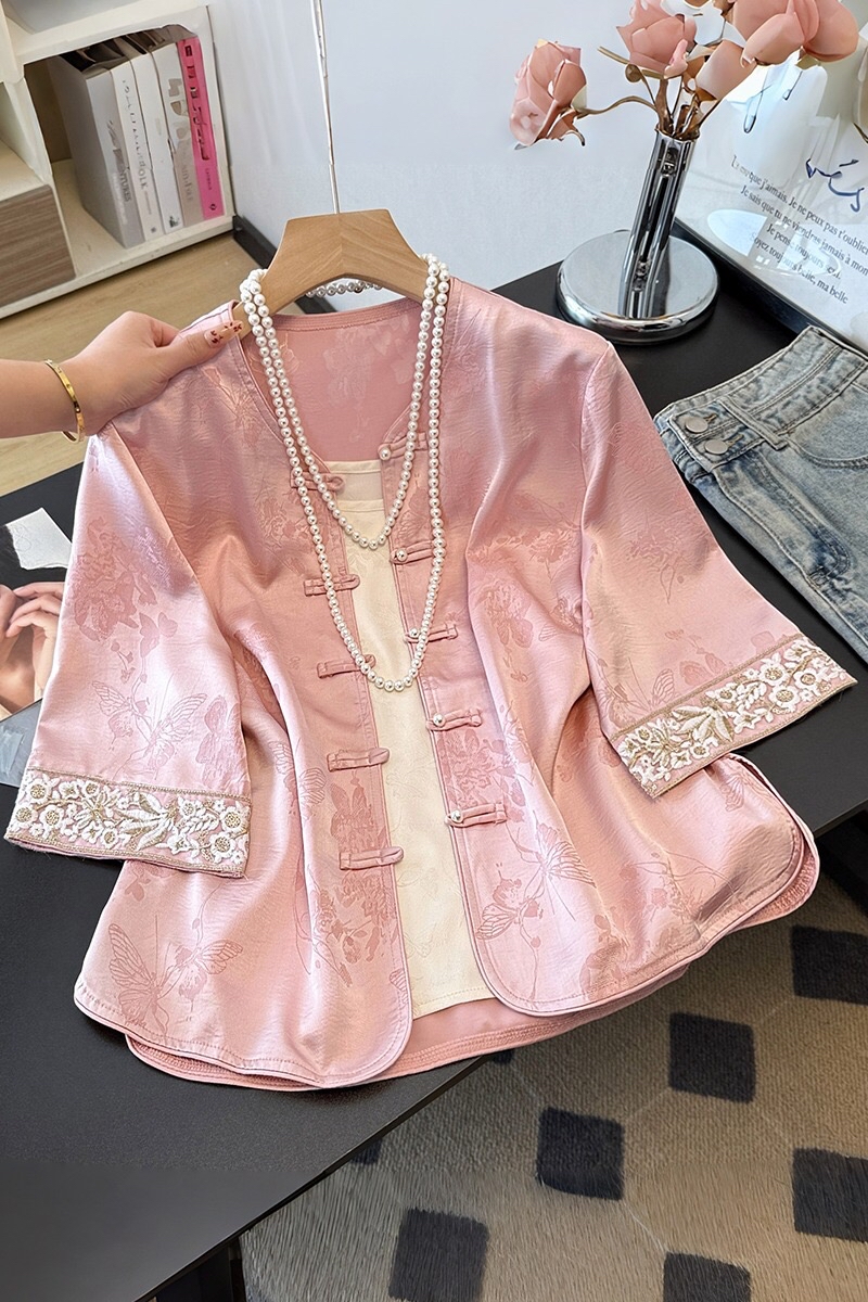 B41(0949衣) 新中式改良款圆领提花刺绣边袖前排盘扣粉黄中袖开衫上衣 