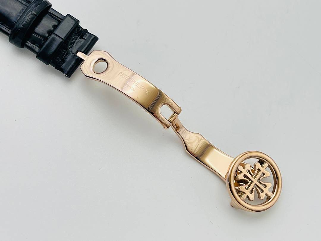 V4升级版 市场最高版本 功能跟正品一样 百达.翡丽星空升级终极版！升级细节： 1⃣️做到了跟正品满天星自动转的功能！ 2⃣️升级日历的排法和正品一样的顺序！ 3⃣️直径42毫米，厚度11毫米！ 4⃣️最大亮点：百达.翡丽星空里的月亮会根据天空上的月亮变化而变化！根据天空上的月圆月缺搬（初一月弯弯初十五月圆）到手表上了！