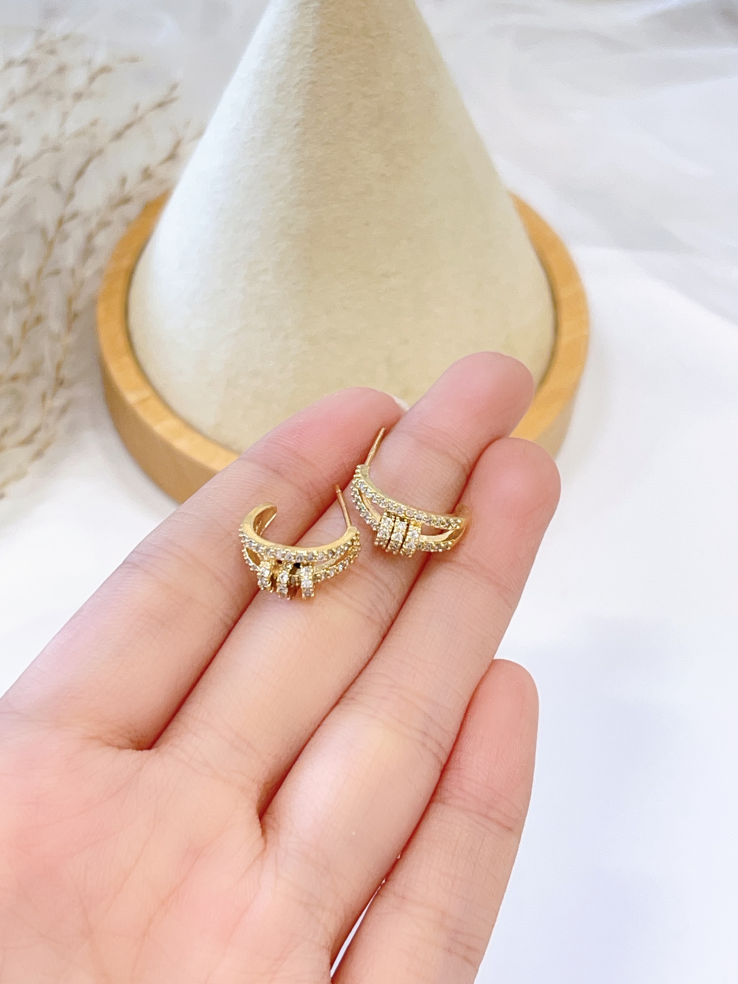 好漂亮的耳环！镶钻线条加上小圈的设计