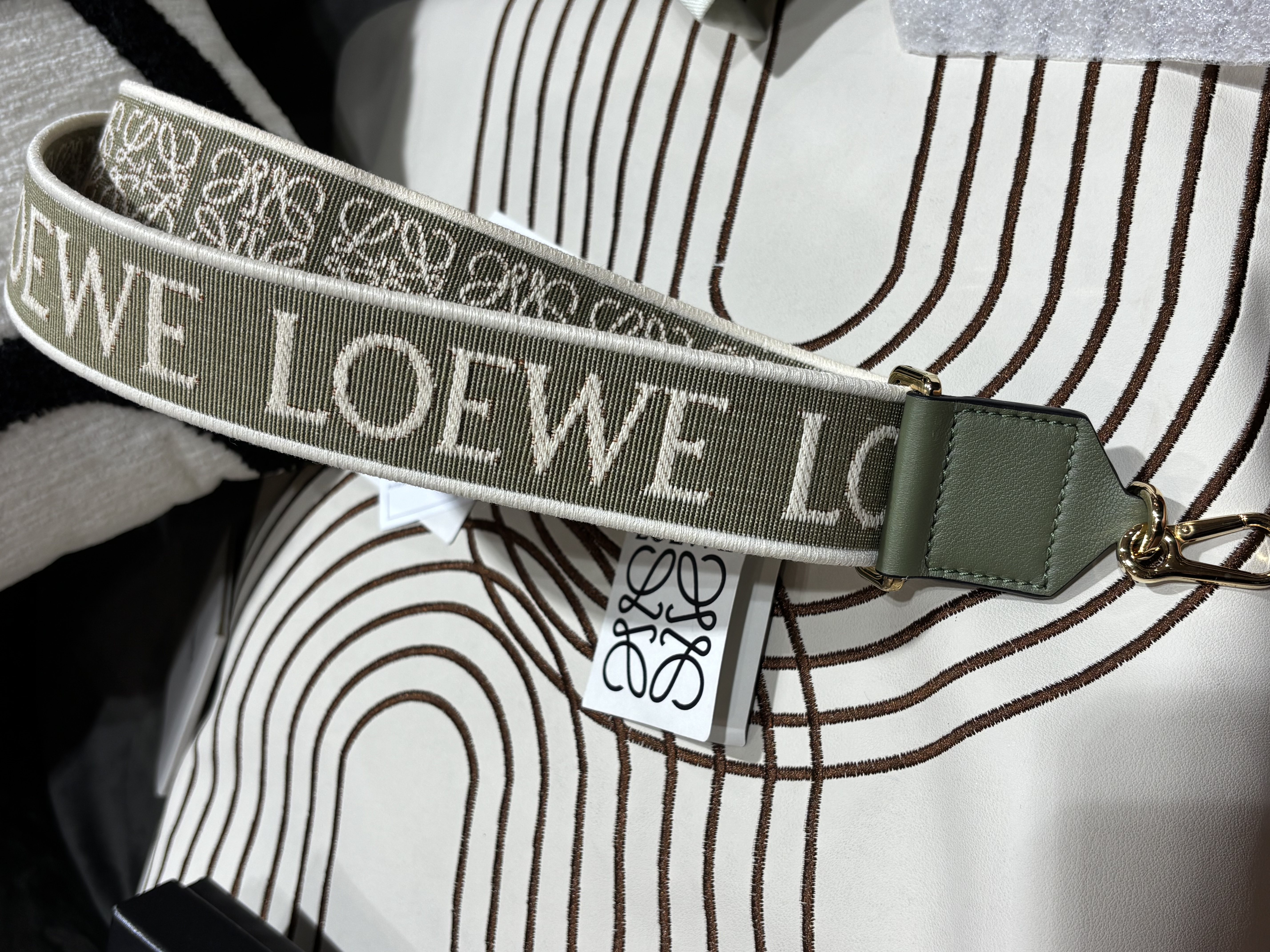 全新 Loewe strap Size: 65-105cm 100%Authentic, 100%New全新