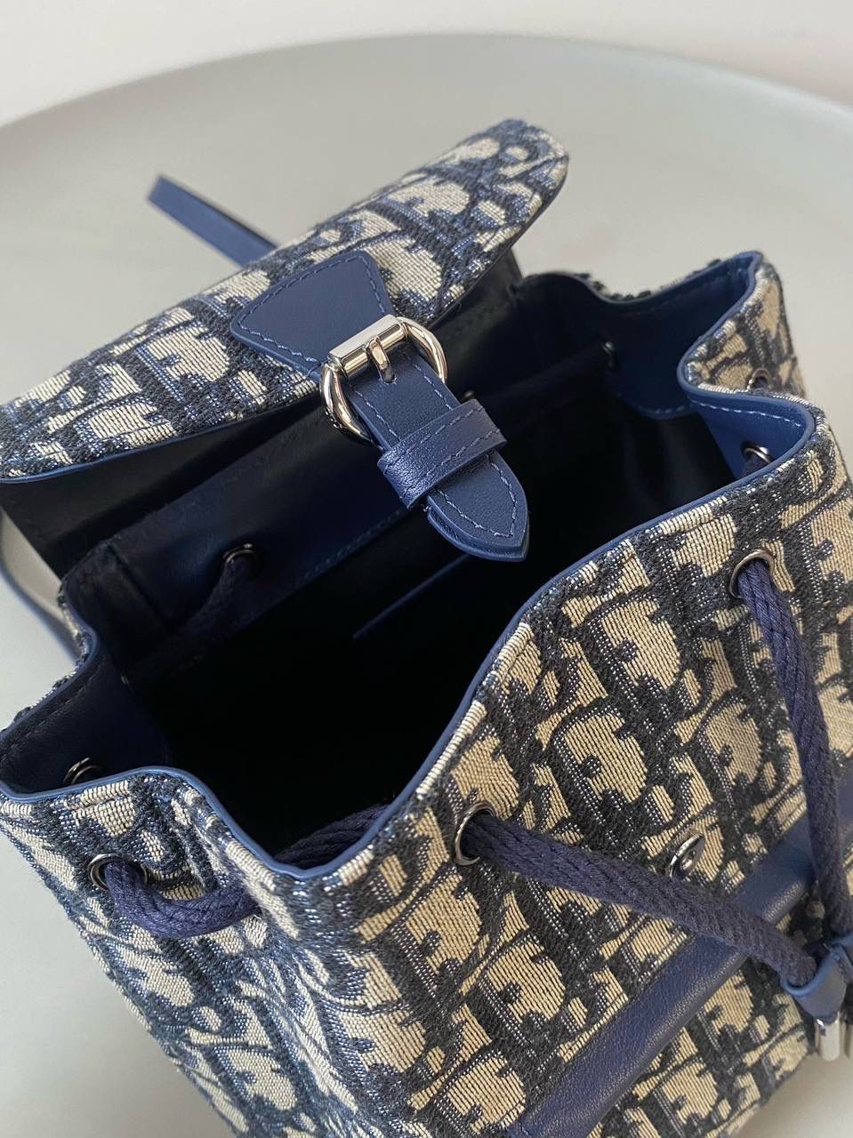 🈶老花蓝 𝗗𝗜𝗢𝗥 𝗕𝗮𝗯𝘆 𝗺𝗶𝗻𝗶双肩包 这么乖巧的超迷你尺寸，谁不迷糊啊！ 简直太太太可爱了，小小一只萌翻 俏皮的少女感非常减龄，又奶又显乖巧 大人小孩一起用啊！出门赚足眼球了！！ 手机是完全能装下的，日常用刚刚好 也很适合出游的时候背，轻便解放双方 可以毫不犹豫的首选，颜值实用并存 18×19.5×10.5cm #6616m