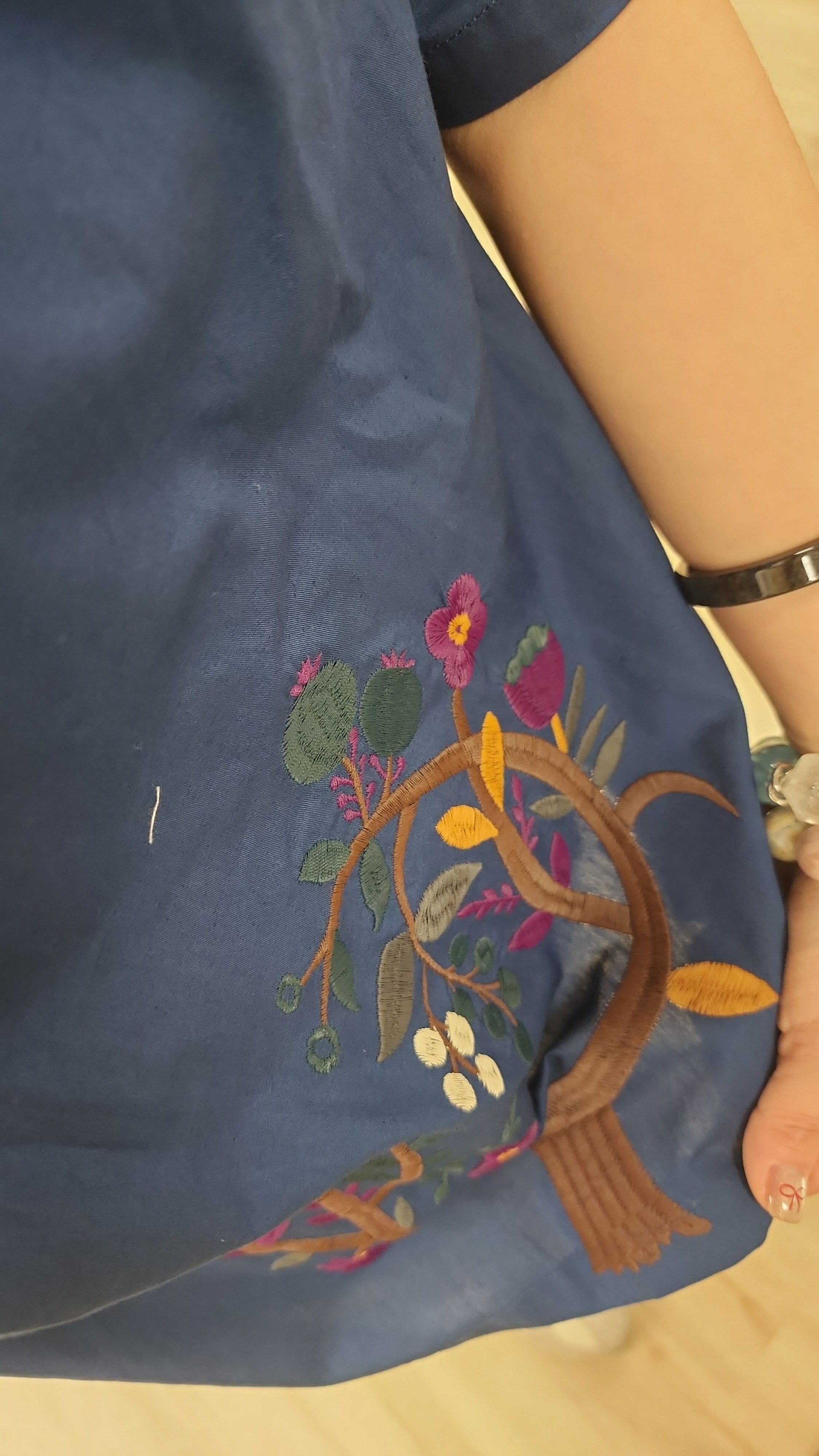 日牌藍拼刺繡花前後兩著棉麻裇