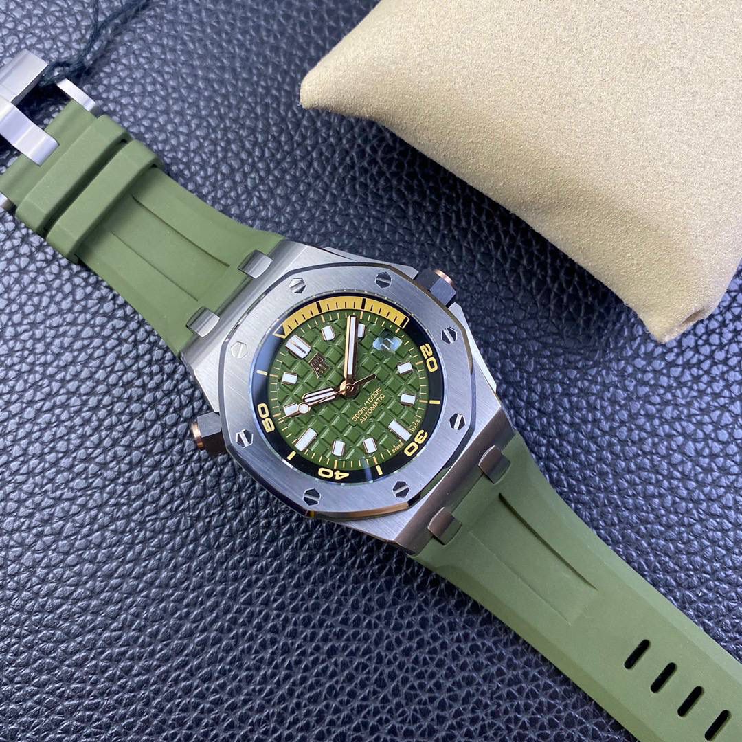 新款亮相 爱彼潜水表——新款爱彼15720！腕表尺寸42mmX14.2！ 1:表壳采用精钢表壳，搭配防眩光处理蓝宝石水晶玻璃表镜和表底，黑色陶瓷旋入式表冠，全部数据材质采用正品扫描对标。 2:机芯采用9015改全新的Calibre 4308自动上链机芯，走时稳定，无售后忧虑 3:独家最强机芯夹板打磨，更加立体。全新特调陀片颜色 4:最人性化的活动头粒缓冲，确保吻合正品 5:表盘镌刻“Méga Tapisserie”超大格纹装饰，搭配荧光立体时标和皇家橡树指针，黑色旋转内表圈搭配米色0至15分钟区域 6:采用进口夜光填充，最持久的夜光和最齐的内应刻度 7:原装一致倍数放大镜日历窗口，超强通透性 8:表带采用最新款开模的进口橡胶带，无论纹路颗粒还是质量全部吻合正品，质感更高级。 功能走时精准稳定！