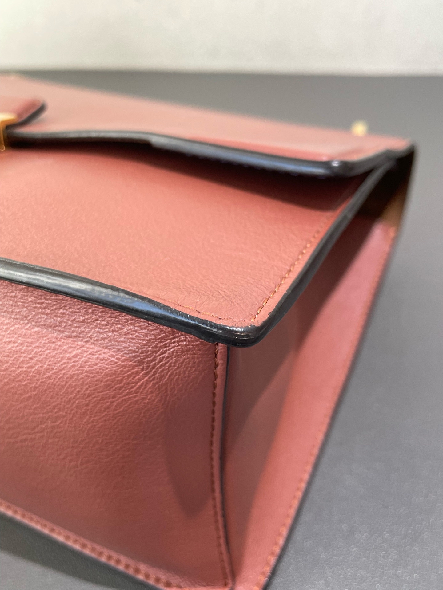 【預訂貨品】Fendi 豆沙色油蠟皮復古郵差包