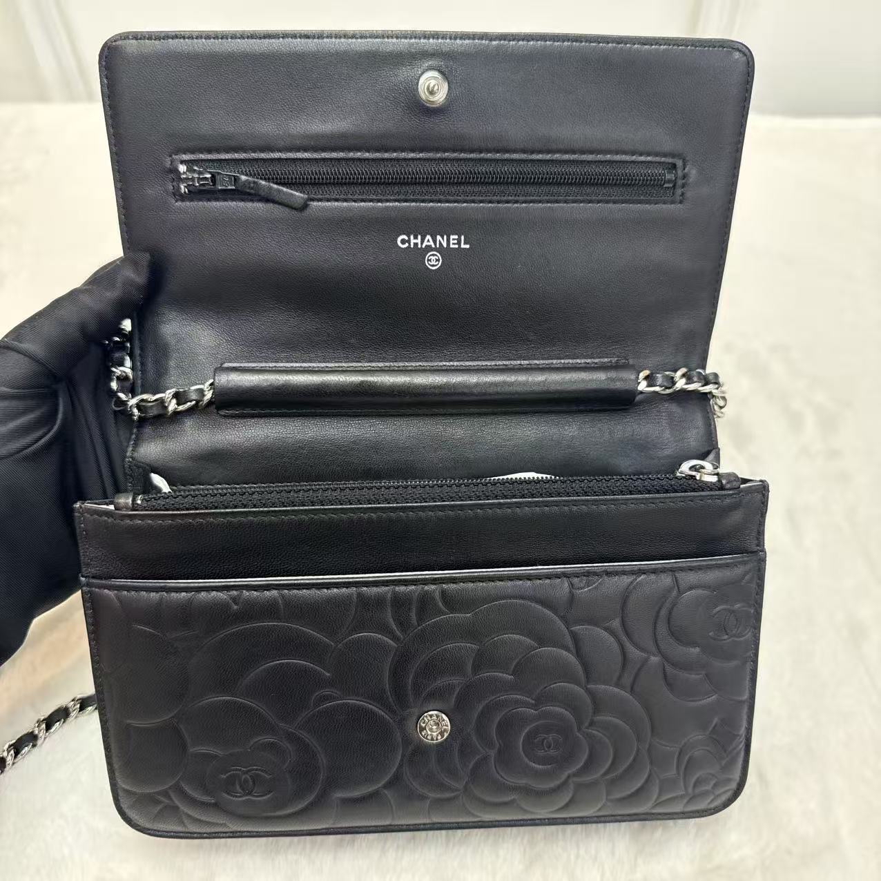 Chanel香奈兒Woc發財包 黑銀 山茶花壓紋 緞面山羊皮 經典熱門爆款鏈條斜挎單肩包 16開帶黑卡