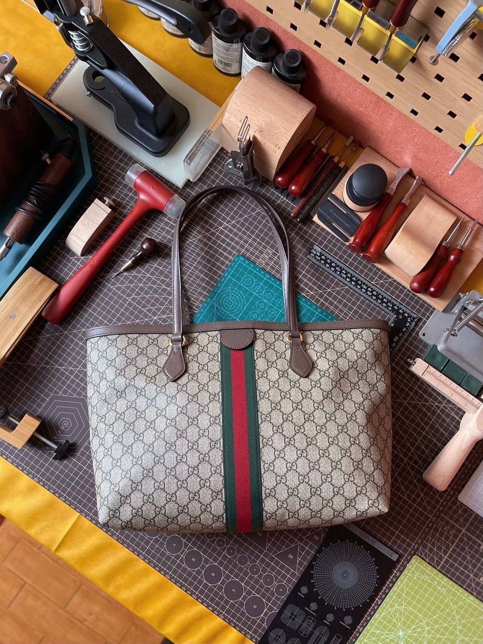 🔘ophidia系列中号gg购物袋（可自由出入专柜） 回顾近几年当红的购物袋不难发现多数都是以简约设计为主，简单但又百搭，ophidia系列的购物袋就能应变千变万化的时尚风格，利用红绿织带来点缀低调质感的外观，添加独特性及辨识度。包身皆是以柔软的正厂同源皮革制成，做工细节十分精致，不输zp，版型做工都经得起推敲，正厂超细纤维衬里麂皮，纤维结构紧密，不轻易起球，耐磨性强。我们超强工艺背景下满足的性价比能让更多宝宝毫无负担的拥有它，大容量的设计也能满足重视功能性的你们‼️ 尺寸：38x28x14cm 🔍款号：631685