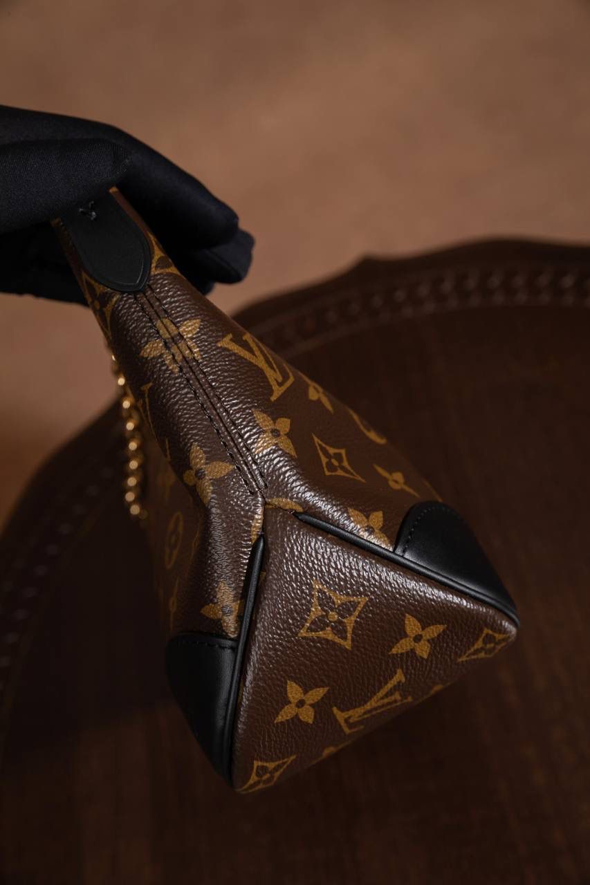 LV BOULONGNE 🥐 爆款之王 🥹 这款真的超火，一看就知道为什么会爆🔥 包型是牛角包，小巧可爱但超级能装，日常出门完全够用。 复古＋时尚的设计，颜值真的很高，怎么背都好看👍👍 肩带可拆又可调，想斜挎、单肩都 OK～ 加上链条马上变腋下包，气质直接拉满✨ Size：29 × 16 × 9.5 cm 好看又实用，真的是必入款 💖