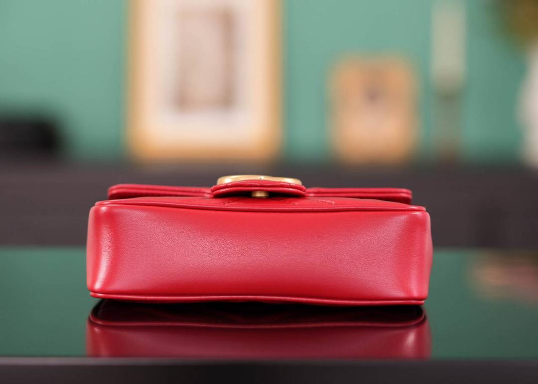 👜Marmont系列肩背包经典款 红色 mini16.5cm💕 （原厂皮 全铜五金） 正品售价,500 GG家的招牌款 原厂牛皮搭配经典的双G扣，复古做旧风格 一只超可爱的小马蒙~喜欢小包入它准没错 官方款号 476433 尺寸小号：21x12x5cm 尺寸迷你：16.5x10x5cm