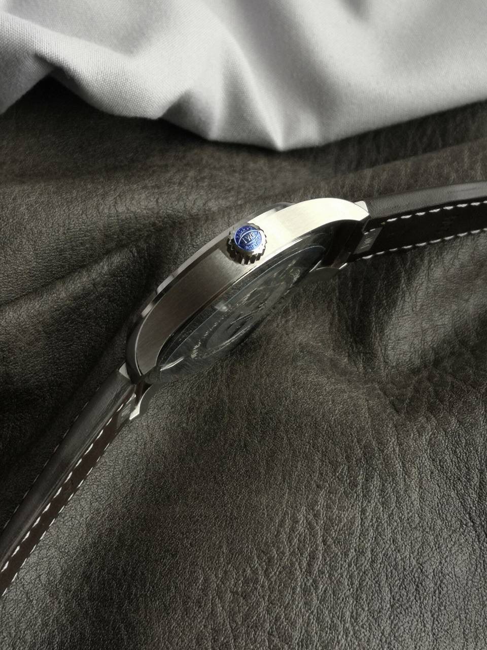 V7厂 七星推荐之马克20 IWC入门飞行员腕表系列，暌违6年压轴登场！Mark XX 陪你翱翔 继2016年推出的前作第十八代 Mark XVII 之后，跳过XIX十九，直奔 Mark XX。新表设计微调，表壳修饰较前代更使用、佩戴舒适。提供蓝色和黑色两种经典选择以外，还有呼应近年表坛最火热配色——绿色。