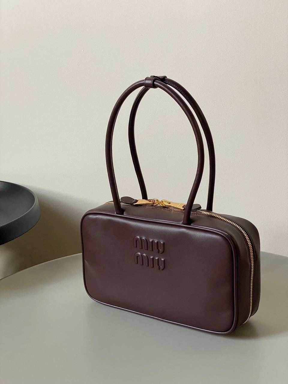 🈶石南木色 | 小号 𝗠𝗶𝘂𝗠𝗶𝘂公文包，大爆款 谁懂啊！小号也太好背了 今年九月份新推出的新尺寸❗️小个子的大福音哇！ 大号hold不住的姐妹，这个号就非常合适了！ 手拎肩背都刚刚好，小巧又不压个子 小号：18×30×9cm #F0020m 大号：23x34x10cm