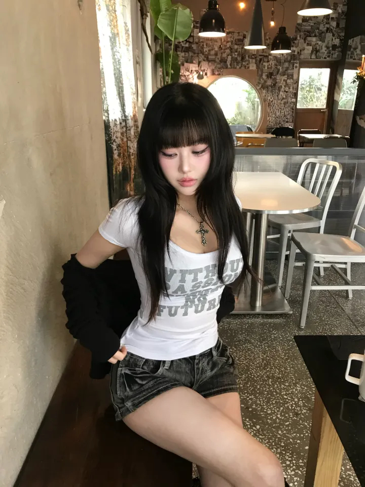 Ribbed Scoop Neck Graphic Top