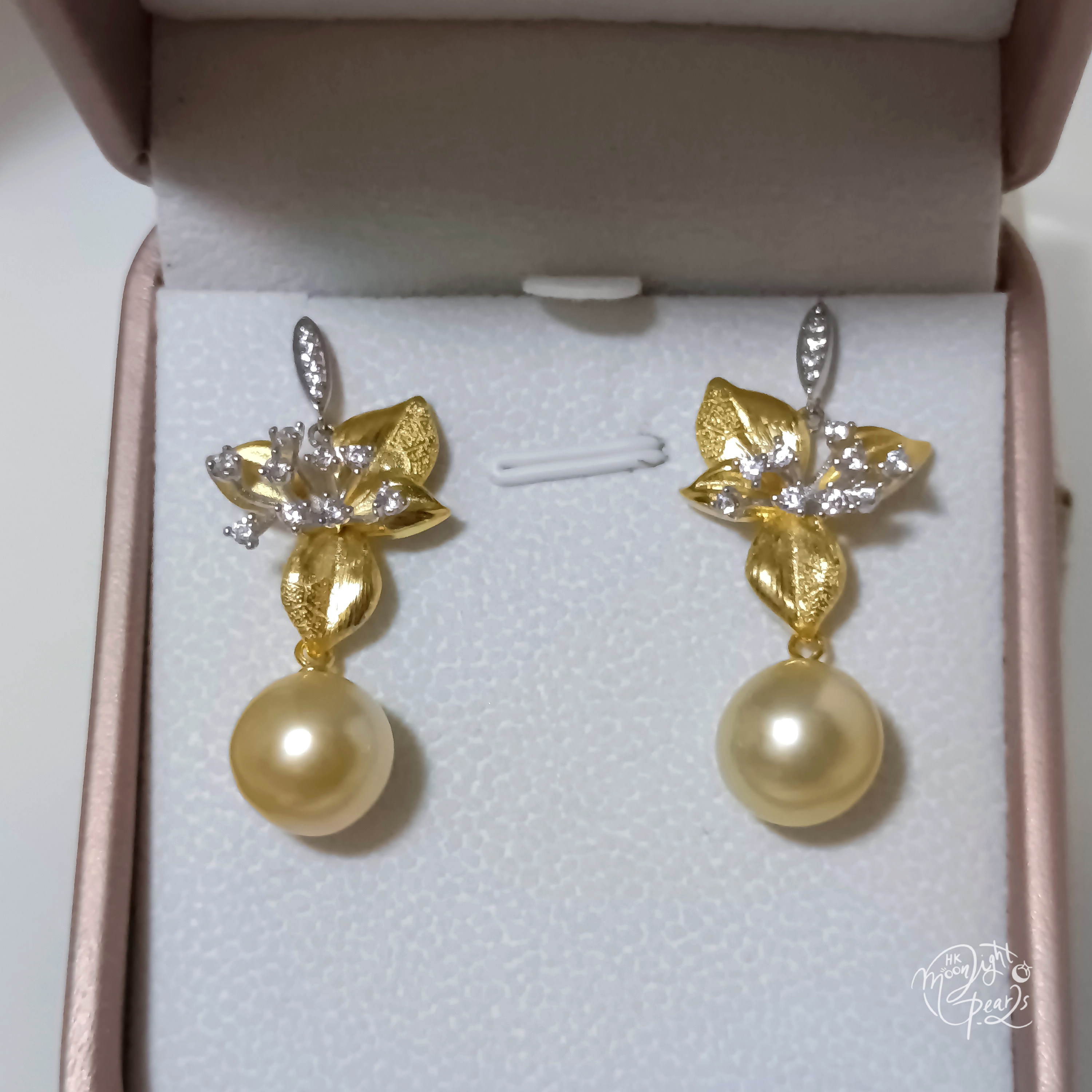 近正圓極強光南洋中金色海水珍珠精工s925銀微鑲鋯石富貴花奢華耳環