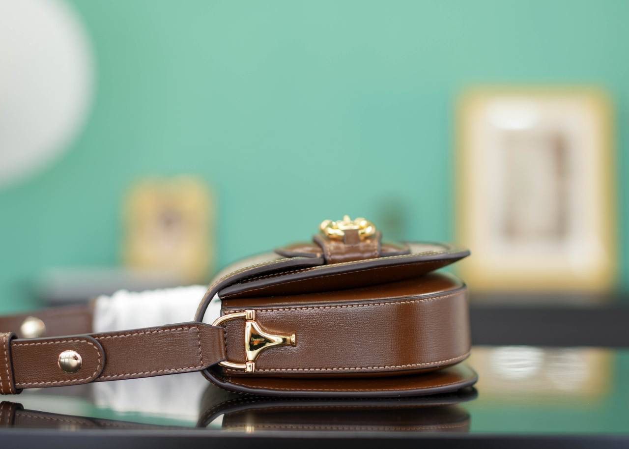 👜🔥Gucci Horsebit 1955系列迷你半圆形手袋 棕色 17cm 正品售价,500 独家原厂皮发售 限量级别 GG家这只新款1955半圆包， 目测即将大爆！ 马衔扣标志性设计元素，半圆包型显得更加时尚俏皮，高级复古又有现代感，肩带长短可以调节，不大不小刚刚好~ 官方款号 760191 尺寸：17x18.5x7.5cm