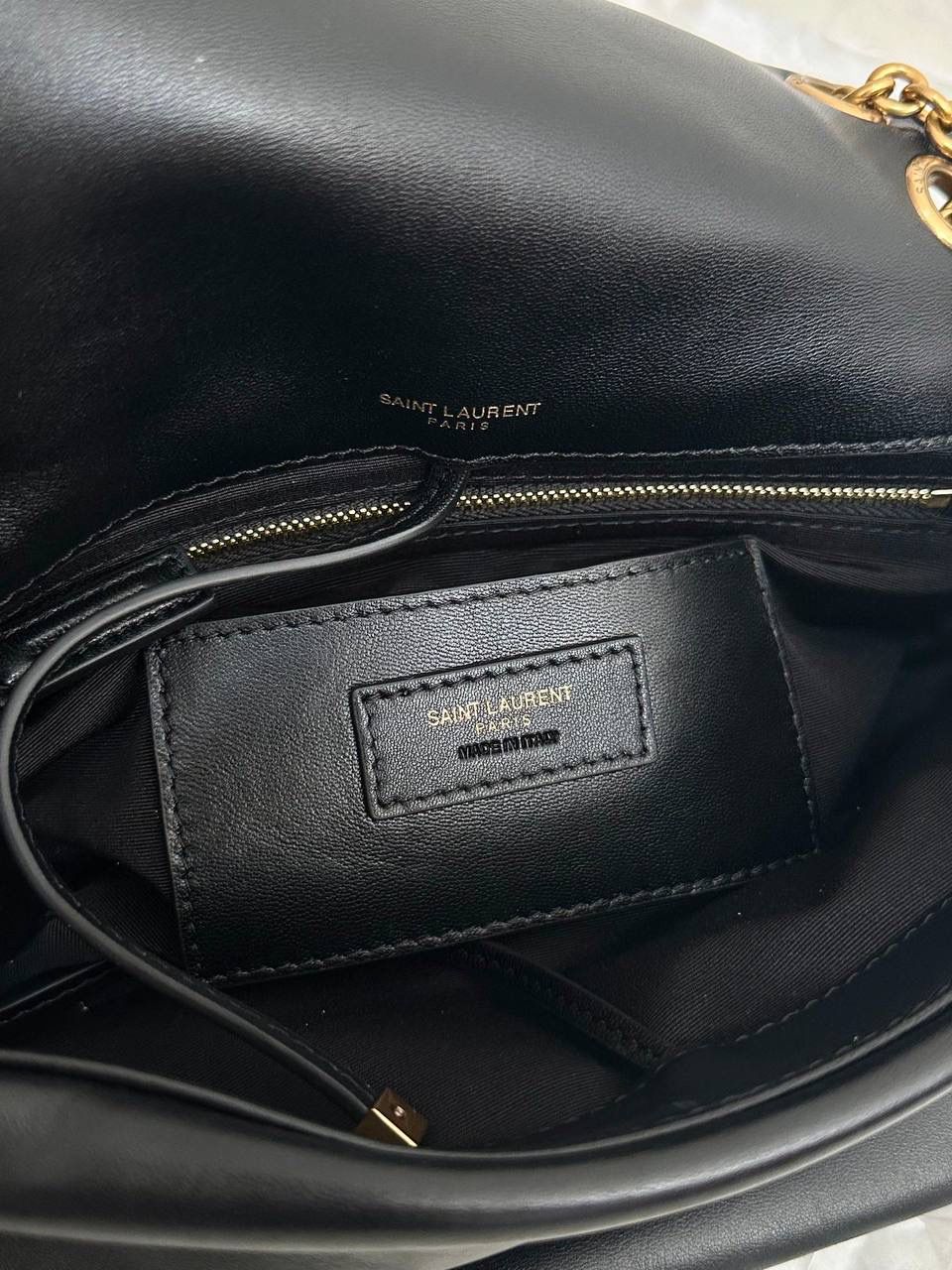 ys1 jamie羊皮链条包小号黑色🖤 比起大号，小号是更日常的小可爱 他们家的包基本都是用的小羊皮 小羊皮和皮肤接触的质感真的不是其他皮可以比的 非常柔软，非常舒服 我觉得翻盖包比拉链包要好用 一翻一盖一取一放，行云流水 小号的尺寸完全是按照黄金比例来的 不挑身高身形，真正的优雅且大方～ 我们家没有zp真的不可能会开发 品质你们看对比图就好 代购级可不是说说而已哟！ 25×16×7cm763475m