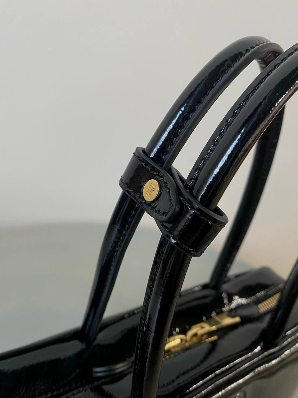 🈶漆皮黑 𝗠𝗶𝘂𝗠𝗶𝘂保龄球| 新面料来啦 漆皮色泽光亮自然饱满～ 皮面透着的皱纹仿佛湖面上的水波纹 无论是视觉还是手感，质感都很绝！ 27×12×8cm，#F0011m