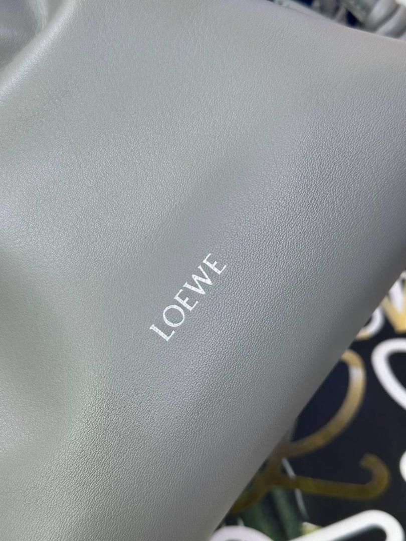 全新升级—𝙁𝙡𝙖𝙢𝙚𝙣𝙘𝙤出货啦✅ ❤️升级版福袋正面新增品牌烫金𝙇𝙤𝙜𝙤代替压印𝙇𝙤𝙜𝙤，肩带加宽同时增加两侧狗扣五金代替原本皮穿扣肩带，精致又便捷🥰 ❤️独家定制皮料五金，小牛皮皮质手感十分柔软且耐用，肩带🉑拆卸🉑调节，多种背法任你选择，容量超大，日常出行必备😍 ❤️独家品控，完全对版细节，全套礼盒🎁包装给你满满的仪式感🥰 迷你尺寸：𝟐𝟑.𝟗-𝟏𝟖-𝟗𝐜𝐦 款号：052030珍珠灰/新