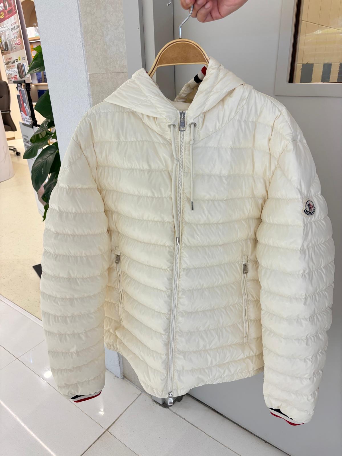 MONCLER outer 100% Nylon Size: 1 Down Outer 白色1碼 100%Authentic 95%new 