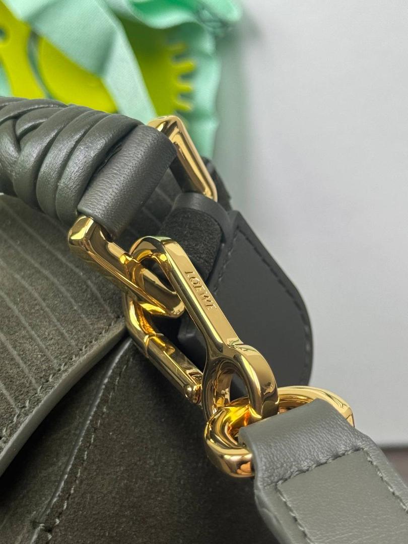 🎈最新编织手腕𝙋𝙪𝙯𝙯𝙡𝙚 ——【橄榄绿】 尺寸：𝟐𝟒-𝟏𝟎.𝟓-𝟏𝟔.𝟓𝐜𝐦 编码：062405 【配全套礼盒】 ♥️以罗家经典几何设计，搭配独特的编织手腕，绒面内里。 ♥️容量大，经典百搭，可拆卸肩带，有单肩，斜挎，手提等多样化背法。随性时髦洒脱，实用性强。 ♥️独家背景➕独家品质➕独家全套砖柜礼盒套装，市场高端品质皆在我手✌🏻