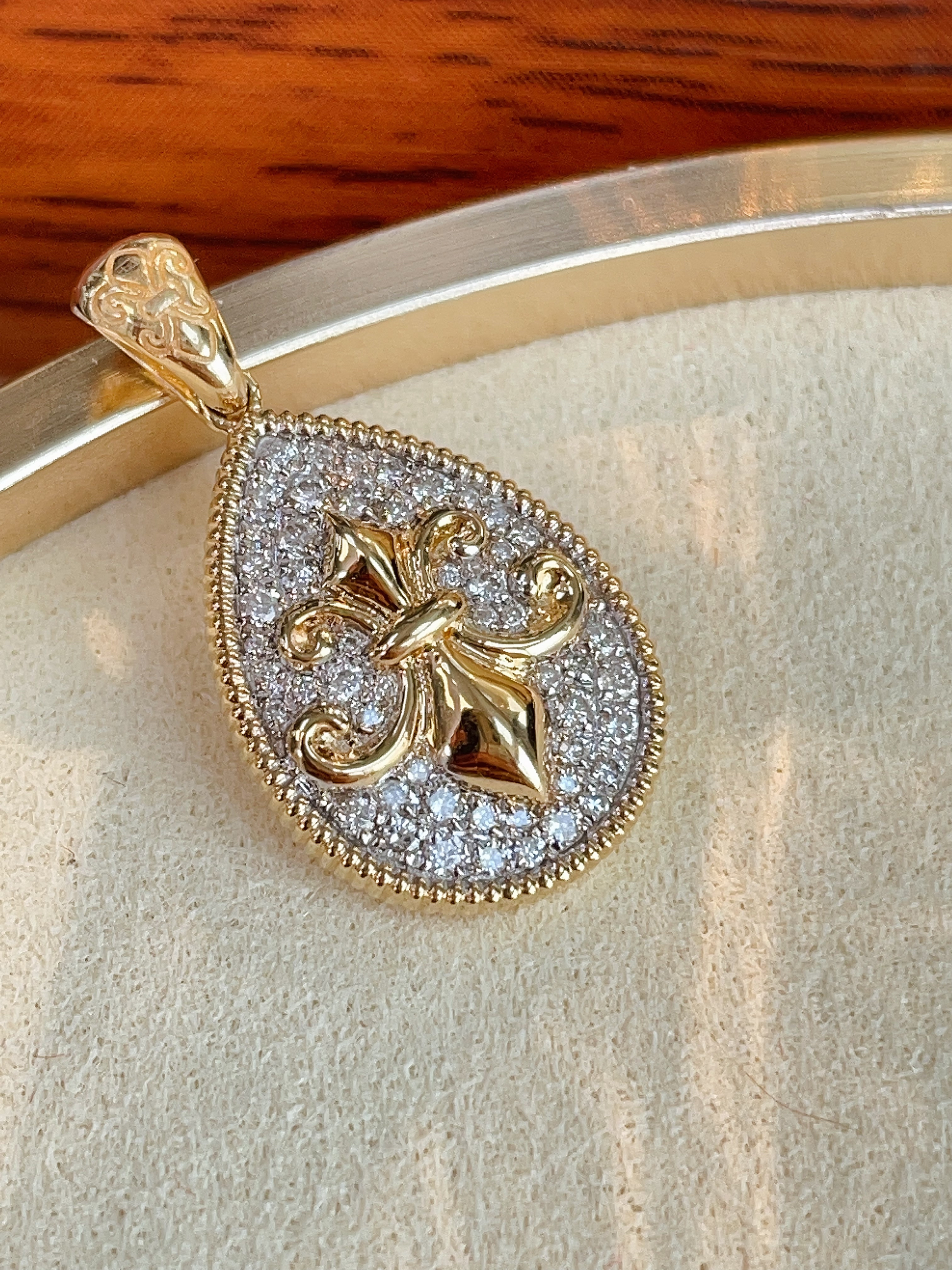 Fleur-de-Lis Diamond Pendant N031358