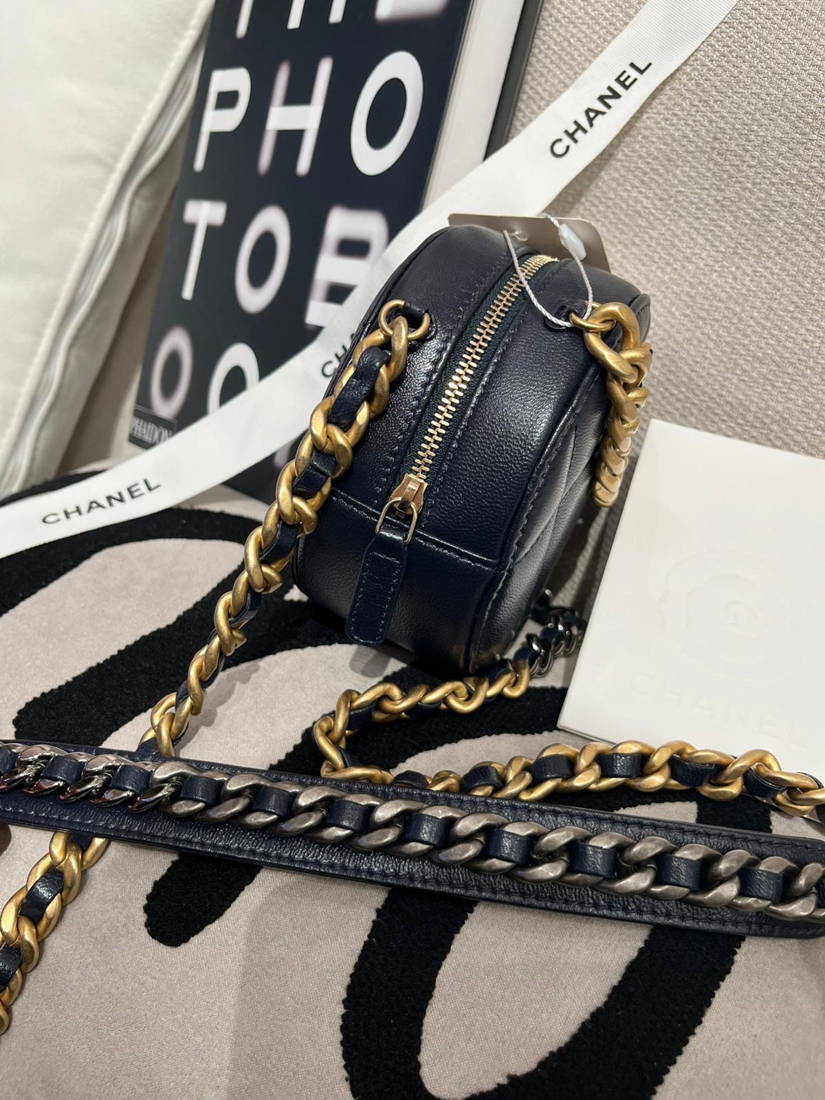 Chanel 19 Round Clutch WITH CHAIN AP0945 SHOULDER BAG 100%Authentic, 98%new ✅專門店收據✅29卡✅塵袋✅box