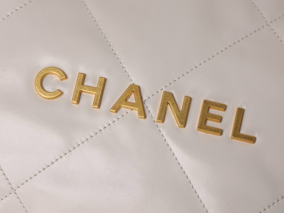 小香全新 22bag白色小号👜❤️‍🩹 超大容量手袋 斜跨托特包 光面小牛皮 金色LOGO 白色垃圾袋小号独家渠道来啦 我们只做唯一的渠道货，唯一独家对比正品的欧洲渠道货 尺寸：35 x 37 x 7cm