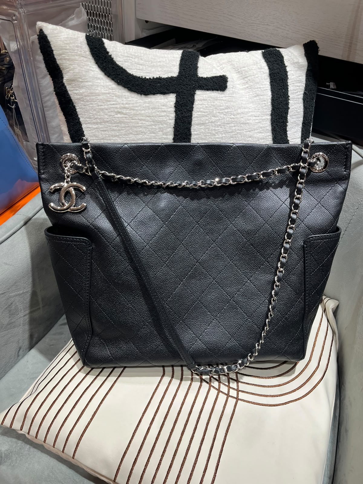 Chanel Shoulder Bag Calfskin 黑色魚子醬牛皮100%Authentic, 98%New ✅19 Card✅Dust bag