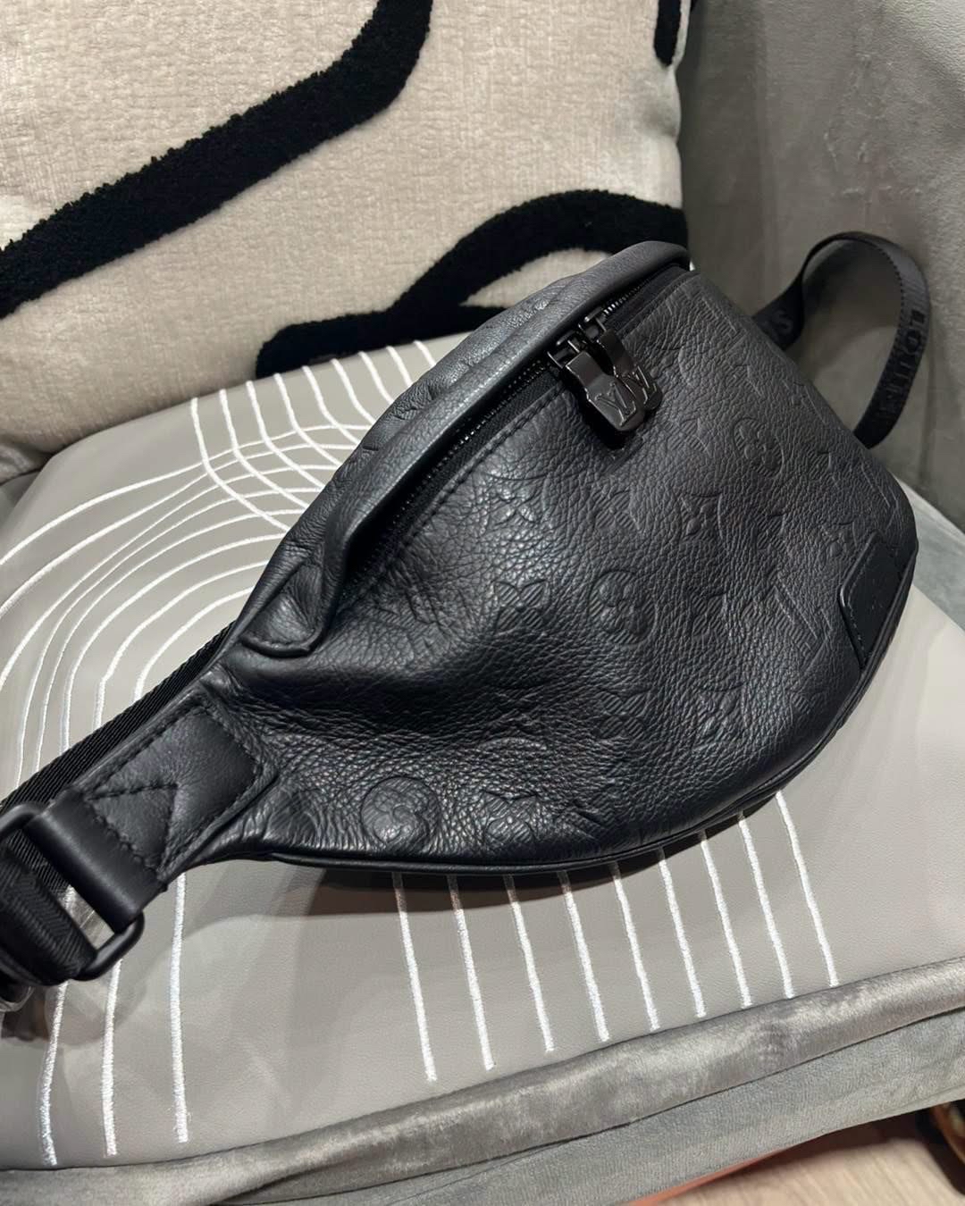 LV Discovery Bumbag PM M46036 Calfskin Black 100%Authentic, 98%New ✅Dust bag