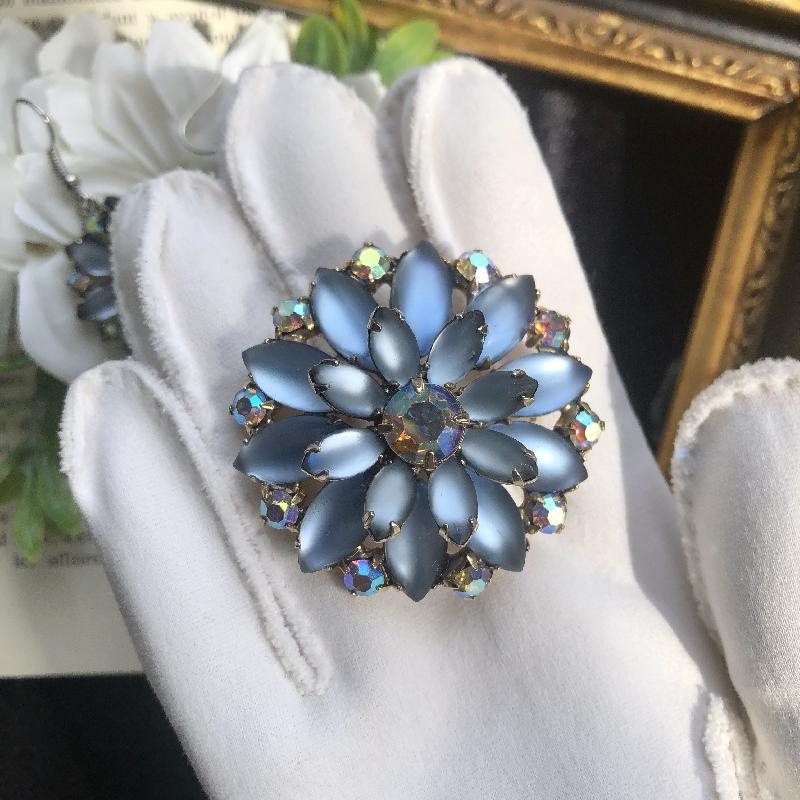 C.a. 1950s-60s Dreamy Cat-Eye Frosted Glass Flowerhead Brooch and Hook Earrings Set（MT1714）
