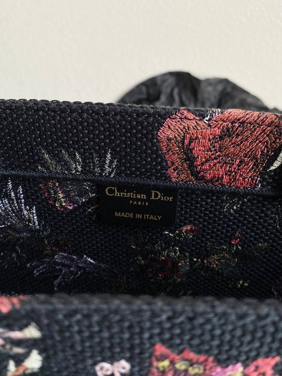 🈶植物花园，黑色大号 𝗖𝗗 𝗕𝗼𝗼𝗸 𝗧𝗼𝘁𝗲 23早春度假系 浪漫的花卉刺绣，细节感非常强了 栩栩如生，不言而喻的精湛刺绣工艺 握住只有你的花花世界吧 42×35×18.5cm