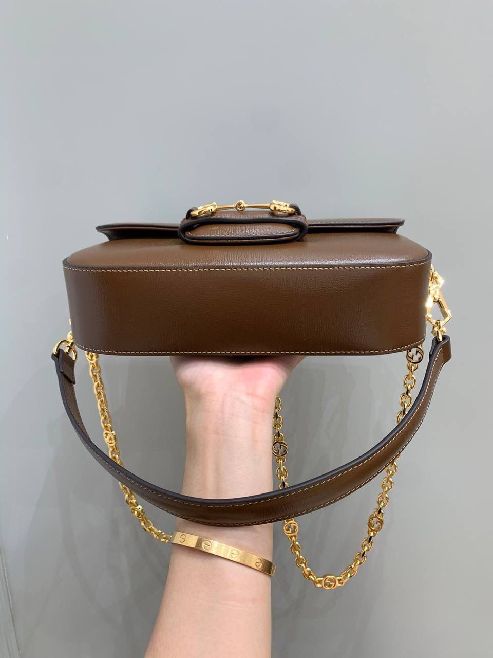 新背景实拍正品级 。Gucc1 horsebit法棍包（原皮棕色） 销量王🔥全皮系列❗️ 抓住一只小可爱，又是颜值巅峰之作 法棍出全皮拉，比起老花我更爱全皮！ 时髦复古女孩的一眼心动， 腋下包造型真的是再一次惊艳 最火爆的马衔扣元素加上最时尚的腋下背法 今年妥妥的包王无疑了！ 品牌爸爸，你真的别太拿捏我！ 斜挎则改成了金属链条，太有撞击感了！ 全皮腋下背搭配金属斜挎背， 还没有正式上线就全网断货了， 就问你拒绝得了吗！！ 型号735178 尺寸24/13/5.5cm