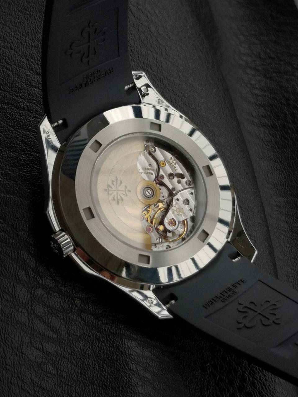 百达翡丽 5168G 配重手雷 1.壳套采用特殊材质CNC原版数据开模，整表重量和正品几乎没有区别，不同于市场普通版本上手轻飘飘，整表120克重 2.机芯选用324/330 一体开模机芯(3k同源机芯) 3.表壳尺寸42mm 厚度8.3mm(跟足原版) 4.所用配件，字面，针，胶带严格参照原版颜色开模定制，精益求精 5.表壳不锈钢 内部加重 承诺所有本厂出的配重表款绝不掉皮，掉皮无理由更换全新 6.表扣 表壳全部冲压贵金属logo 非腐蚀激光垃圾工艺！