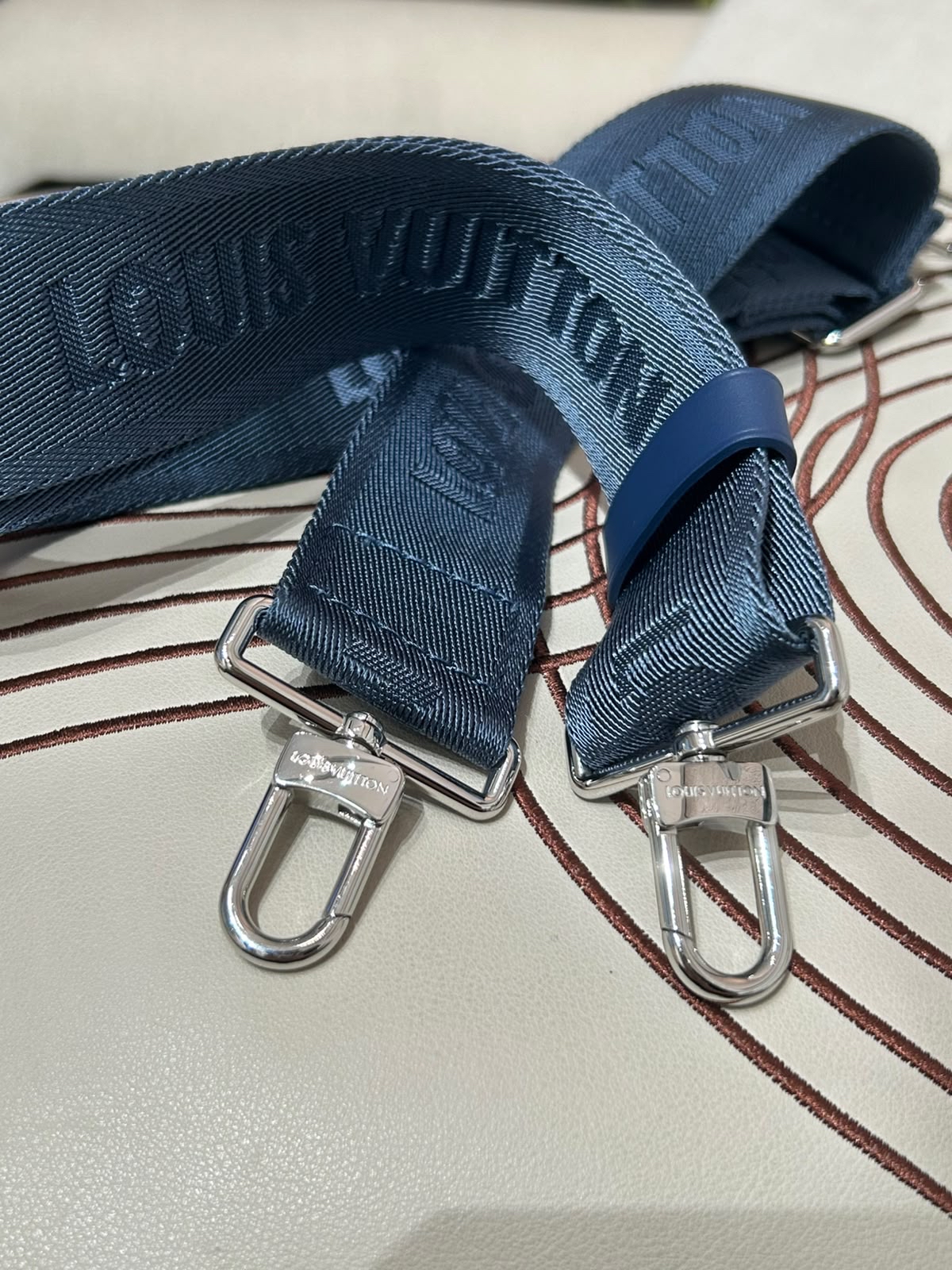 Louis Vuitton Gaston Wearable Wallet LV 漸層藍色 M11544 100%Authentic ,unused  ✅塵袋✅strap✅box
