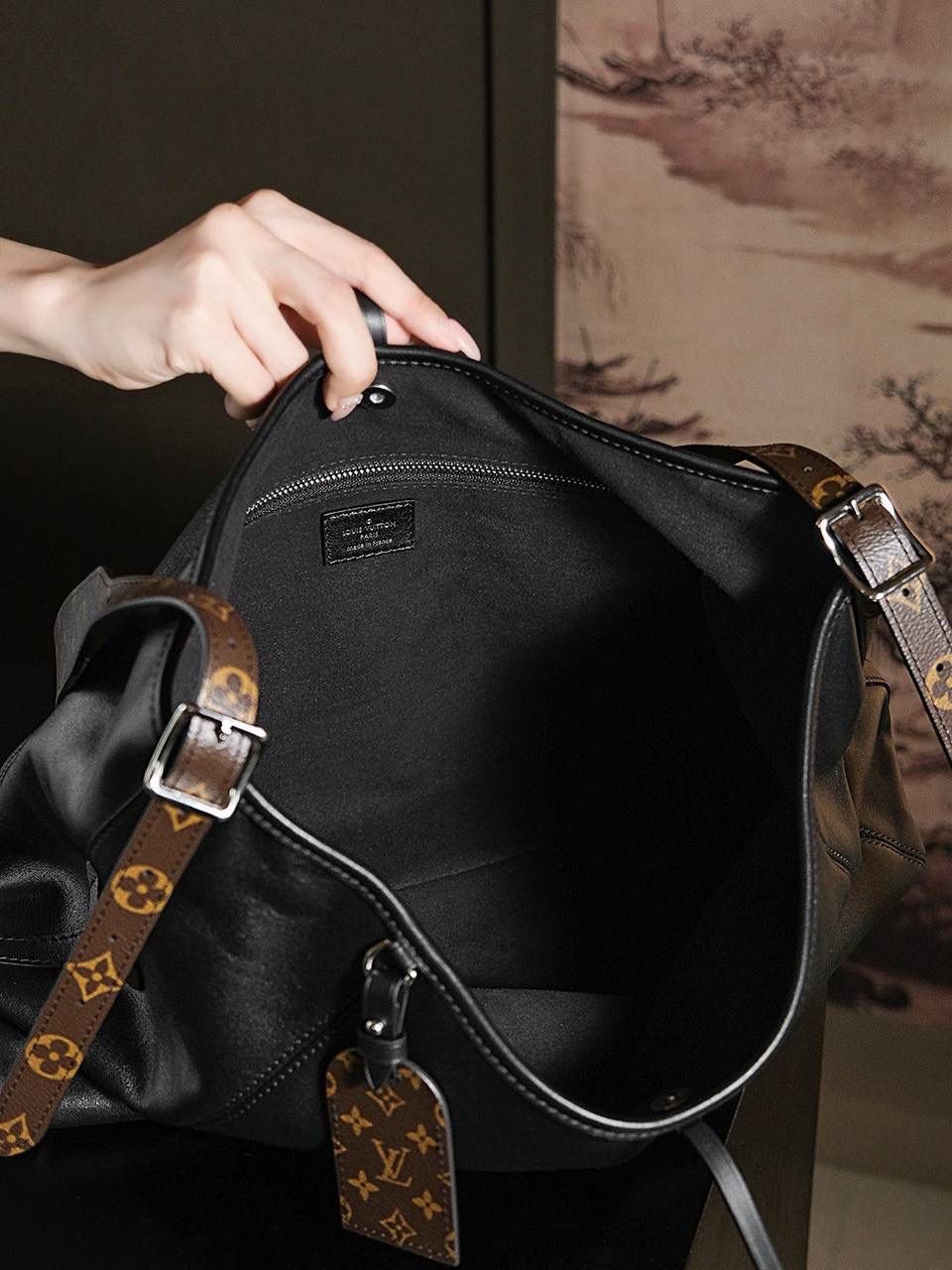 𝐂𝐀𝐑𝐑𝐘𝐀𝐋𝐋 𝐃𝐀𝐑𝐊中号👜✨ ↘爆款𝐶𝑎𝑟𝑟𝑦𝑎𝑙𝑙 𝐷𝑎𝑟𝑘黑武士，强烈推荐闭眼入！ 羊皮面料搭配着老花肩带点缀，简直又是新宠大爆款， 慵懒随性感轻松拿捏🤏🏻 上市后一直处于一个断货王的存在！ 五金材质：电镀纯钢五金 皮料材质：法国进口小羊皮 尺寸详情：𝟑𝟗*𝟑𝟎*𝟏𝟓cm