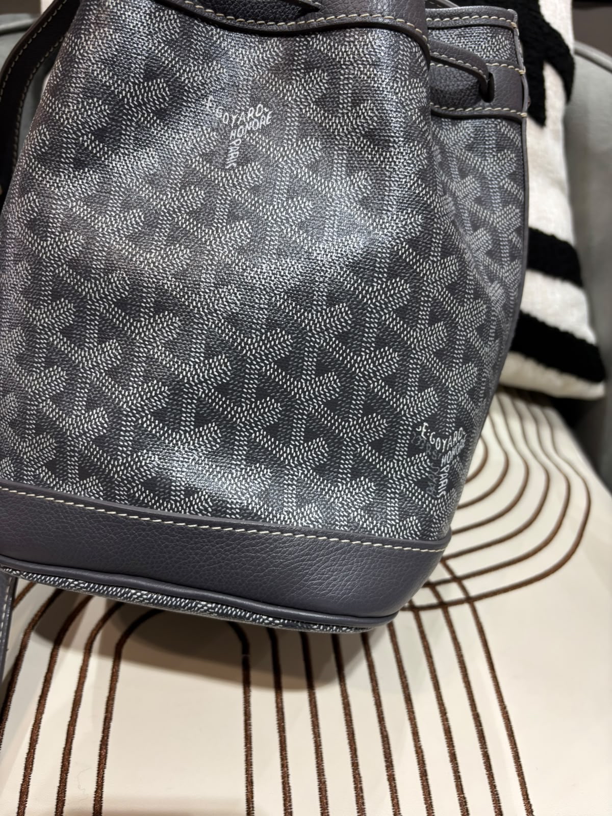 Goyard Petit flot Bucket Bag grey  100%Authentic, 98%new ✅收據✅booklet ✅Dust bag 